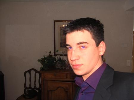Màx Et Les YeuX AssOrtIs A Sa ChEmisE !
